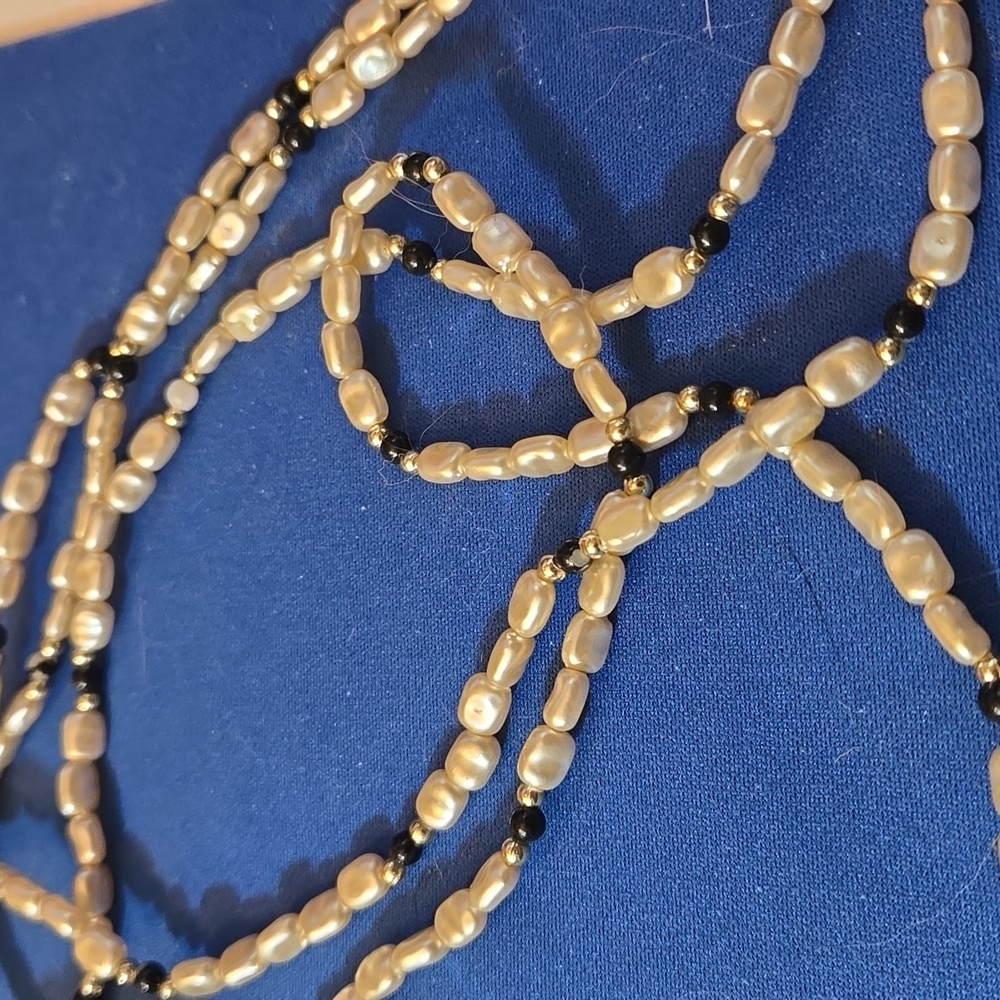 Baroque pearl necklace with black accent beads